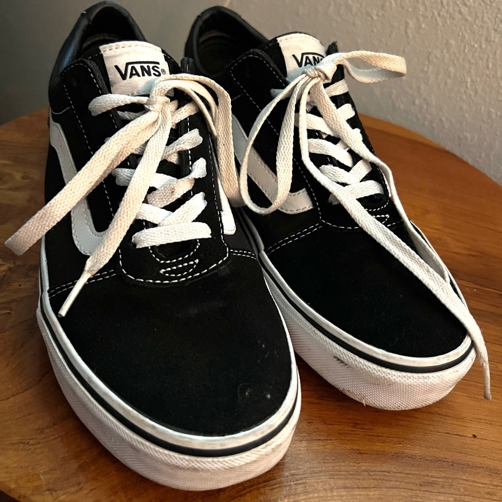 VANS Off the Wall // 1 pair suede skateboard sneaker shoe Women’s 9